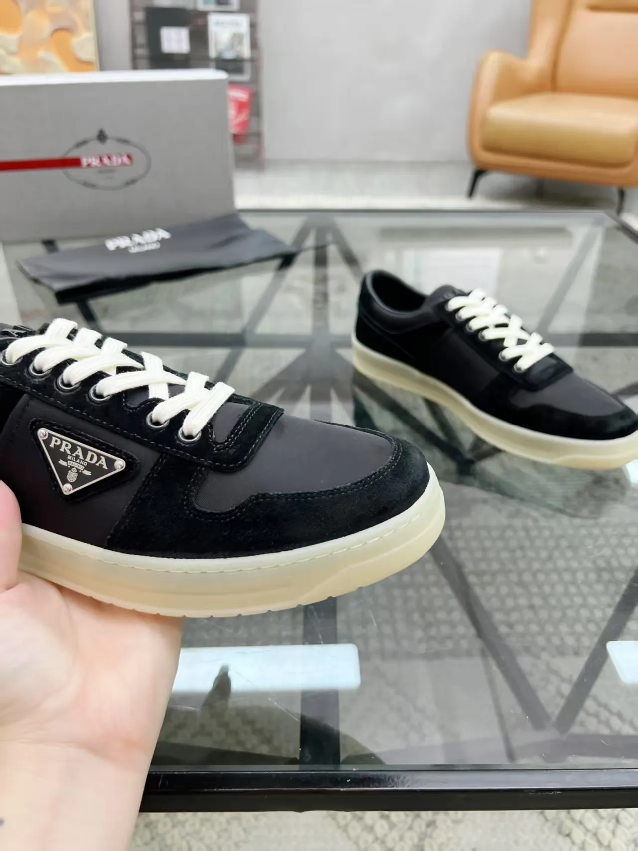 P380 Yuan 38-45 Prada Prada’s new men’s leather sports shoes, the highest version on the market, any comparison is welcome🆚! The original leather has excellent texture and is super high-end! Fetal sheep net lining imported from Italy, removable pad! Luxurious materials and fine workmanship, highly recommended!